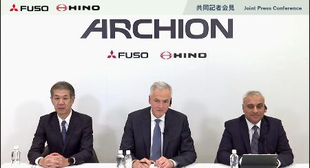 オンラインで記者会見する三菱ふそうのカール・デッペン社長(中央)と日野の小木曽聡社長(左)ら=9日午後