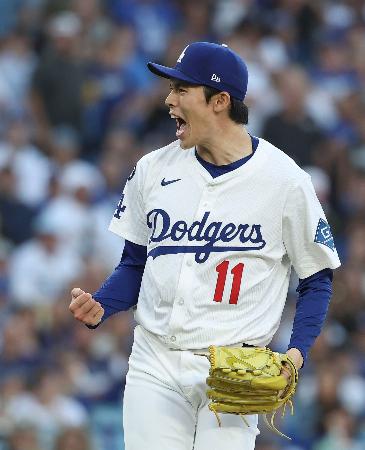 フィリーズ戦の9回、リアルミュートを三振に仕留め、雄たけびを上げるドジャース・佐々木=ロサンゼルス(ロサンゼルス・タイムズ提供・ゲッティ=共同)