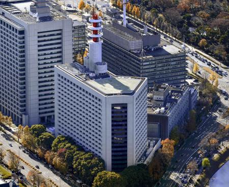 警視庁(手前)=東京都千代田区