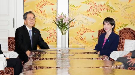 会談に臨む自民党の高市総裁(右)と公明党の斉藤代表=10日午後、国会