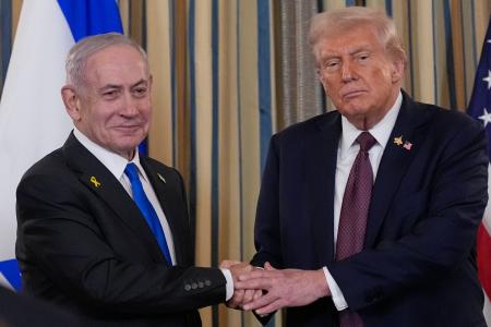 9月29日、共同記者発表後、握手を交わすイスラエルのネタニヤフ首相(左)とトランプ米大統領=ワシントンのホワイトハウス(AP=共同)