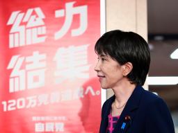 　記者会見で質問者を指名する公明党の斉藤代表＝１０日午後、国会
