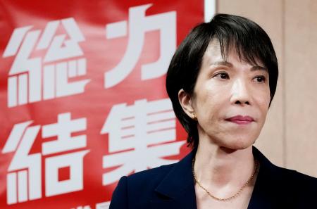 公明党の斉藤代表との会談を終え、記者団の取材に応じる自民党の高市総裁=10日、東京・永田町の党本部