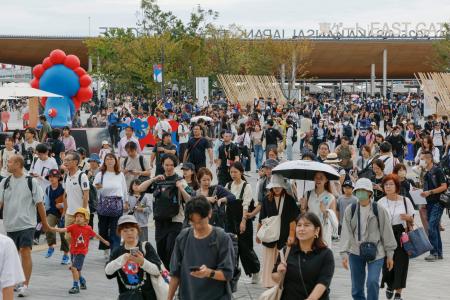 閉幕前最後の週末を迎え、大勢の来場者でにぎわう大阪・関西万博の会場=11日午前、大阪市此花区の夢洲