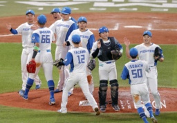 　巨人に快勝し、タッチを交わすＤｅＮＡナイン＝横浜