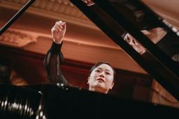 　第１９回ショパン国際ピアノ・コンクールの２次予選で演奏する牛田智大さん＝１２日、ワルシャワ（（Ｃ）Ｗ．Ｇｒｚｅｄｚｉｎｓｋｉ／ＮＩＦＣ提供・共同）