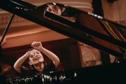 　第１９回ショパン国際ピアノ・コンクールの２次予選で演奏する牛田智大さん＝１２日、ワルシャワ（（Ｃ）Ｗ．Ｇｒｚｅｄｚｉｎｓｋｉ／ＮＩＦＣ提供・共同）