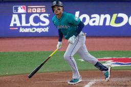 　ブルワーズに勝利し、ロバーツ監督とタッチを交わすドジャース・大谷（右）＝ミルウォーキー（共同）
