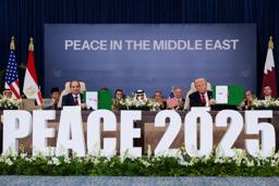 　パレスチナ自治区ガザの和平を巡る首脳級会合で関連文書に署名したトランプ米大統領＝１３日、エジプト東部シャルムエルシェイク（ゲッティ＝共同）