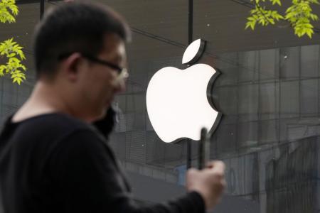 北京市内のアップルストアに掲げられたロゴマーク=4月(共同)