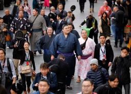 　大相撲公演を前にロンドン市内を観光する大の里（左）、豊昇龍の両横綱。奥は英議会議事堂の大時計「ビッグベン」＝１４日（共同）