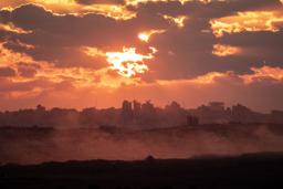 　１４日、パレスチナ自治区ガザとイスラエルの境界付近＝イスラエル南部スデロト（ゲッティ＝共同）