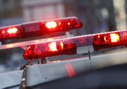 　入所者の女性２人が死亡する事件があった老人ホームを調べる捜査員＝１５日午前９時３６分、埼玉県鶴ケ島市で共同通信社ヘリから