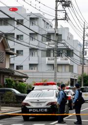 　入所者の女性２人が死亡する事件があった老人ホームを調べる捜査員＝１５日午前９時３６分、埼玉県鶴ケ島市で共同通信社ヘリから
