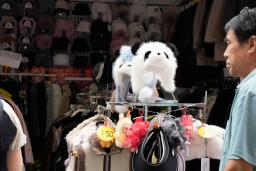 　北京市内の売店＝９月（共同）