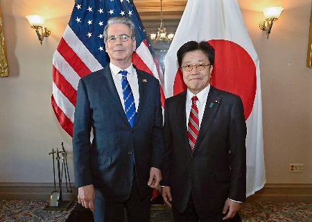 　ベセント米財務長官（左）と加藤財務相。両氏は１５日、ワシントンで会談した（ベセント氏のＸから）
