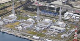 　新潟県議会に参考人として出席した東京電力ホールディングスの小早川智明社長（手前）＝１６日午前
