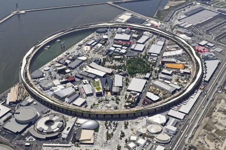 　大阪・関西万博会場の大屋根リング＝５月、大阪市此花区の夢洲