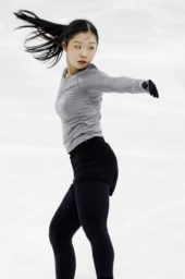 　公式練習で調整する坂本花織＝アンジェ（共同）