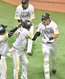 　１０回阪神無死一塁、森下が左中間にサヨナラ２ランを放つ。捕手山本＝甲子園