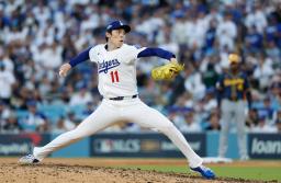 　ブルワーズ戦の１回、右翼線に三塁打を放つドジャース・大谷＝ロサンゼルス（共同）