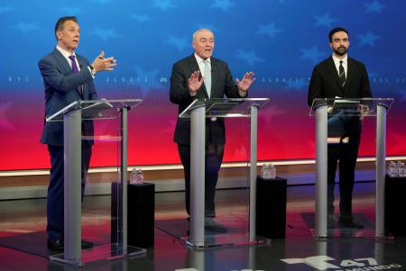 　米ニューヨーク市長選の討論会に出席した（左から）クオモ、スリワ、マムダニの各氏＝１６日、ニューヨーク（ロイター＝共同）