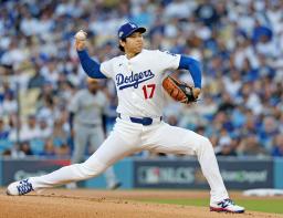 　ブルワーズ戦で（左から）先発したドジャース・大谷、１回に先頭打者、４回に２本目、７回に３本目の本塁打を放った＝ロサンゼルス（共同）