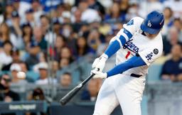 　ブルワーズ戦で（左から）先発したドジャース・大谷、１回に先頭打者、４回に２本目、７回に３本目の本塁打を放った＝ロサンゼルス（共同）