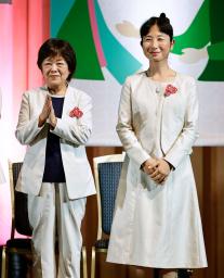 　全国の女性首長らが集まる会議にオンライン参加し、開会のあいさつをする山形県の吉村美栄子知事＝１８日午後、東京都千代田区