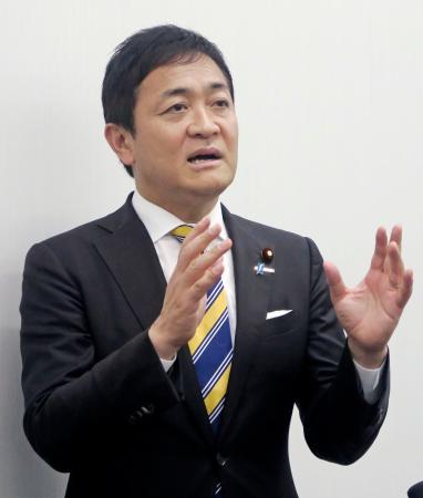 　長崎市で記者団の取材に答える国民民主党の玉木代表＝１８日午後