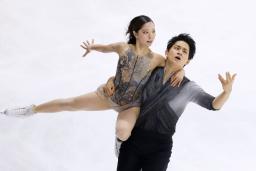 　女子フリーの演技を終え、ガッツポーズする中井亜美。グランプリシリーズ初出場優勝を果たした＝アンジェ（共同）