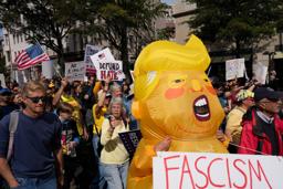 　トランプ大統領の政治手法に抗議するデモで「ＮＯ　ＫＩＮＧＳ（王はいらない）」を掲げる参加者＝１８日、ニューヨーク（ロイター＝共同）
