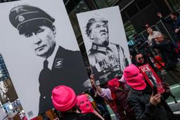 　トランプ大統領の政治手法に抗議するデモで「ＮＯ　ＫＩＮＧＳ（王はいらない）」を掲げる参加者＝１８日、ニューヨーク（ロイター＝共同）