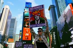 　トランプ大統領の政策に抗議する「Ｎｏ　Ｋｉｎｇｓ」デモの参加者たち＝１８日、ロサンゼルス（ロイター＝共同）