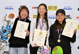 　写真に納まる男子優勝の永原依弦（中央）、２位の志治群青（左）、３位の猪又湊哉＝ムラサキパークかさま