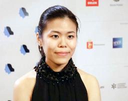 　演奏後取材に応じる進藤実優さん＝１９日、ワルシャワ（共同）