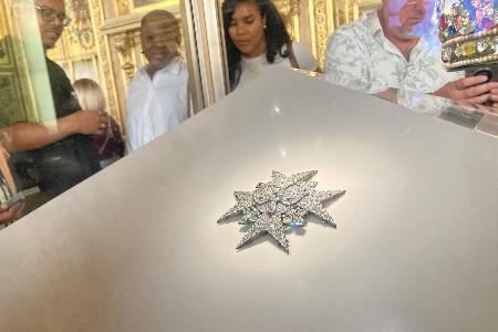 　パリのルーブル美術館で展示された宝飾品＝９月４日（ＡＰ＝共同）