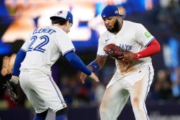 　マリナーズ戦の２回、適時打を放つブルージェイズのバージャー＝トロント（ＡＰ＝共同）