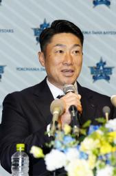 　記者会見するＤｅＮＡの相川亮二新監督（左）と三浦大輔監督＝２０日、横浜市の球団事務所
