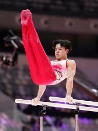 　男子予選　岡慎之助の平行棒＝ジャカルタ（共同）