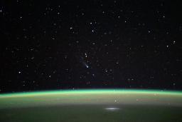 　北海道十勝地方の浦幌町で、北西の空に見られた「レモン彗星」。２１日に約１３００年ぶりに地球に最接近する＝１９日午後６時４６分（１０秒露光、赤道儀使用）