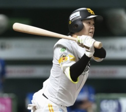 　２年連続の日本シリーズ進出を決め、パ・リーグのクライマックスシリーズ優勝額を高々と掲げるソフトバンク・小久保監督＝みずほペイペイドーム