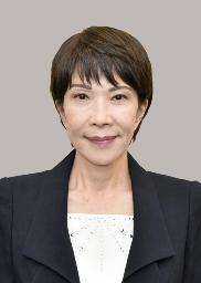 　任命式と認証式を終え、写真に納まる高市早苗首相（前列中央）と閣僚ら。憲政史上初となる女性首相による内閣が発足した＝２１日午後９時７分、宮殿・北車寄