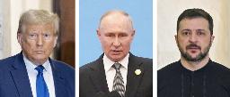 　オーストラリアのアルバニージー首相（左）の話を聞くトランプ米大統領＝２０日、ホワイトハウス（ＡＰ＝共同）