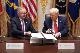 　レアアース合意文書に署名するトランプ米大統領（右）とオーストラリアのアルバニージー首相＝２０日、ワシントン（ＡＰ＝共同）