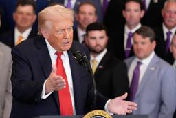 　ホワイトハウスにトランプ大統領（右）を表敬訪問し、握手を交わす米大リーグ、ドジャースの大谷翔平＝４月、ワシントン（ゲッティ＝共同）