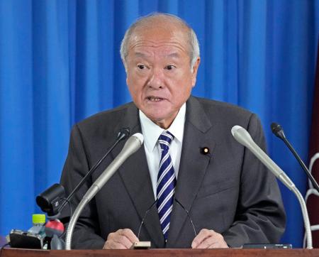 　自民党の役員会後、記者会見する鈴木俊一幹事長＝２１日午前１０時５分、東京・永田町の党本部