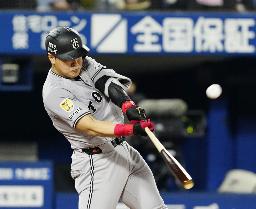 　９月２６日のＤｅＮＡ戦で本塁打を放つ巨人の岡本和真＝横浜