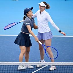　ダブルスで準々決勝進出を決めた青山修子（左）、クリスティナ・ブクサ組＝有明テニスの森公園