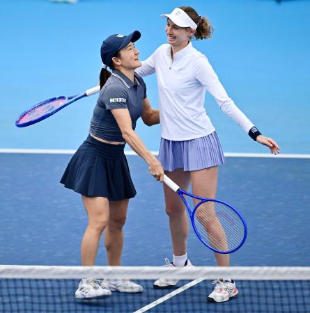 　ダブルスで準々決勝進出を決めた青山修子（左）、クリスティナ・ブクサ組＝有明テニスの森公園
